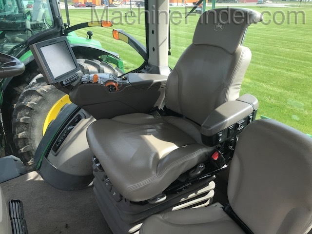 2016 John Deere 8270R Image 8