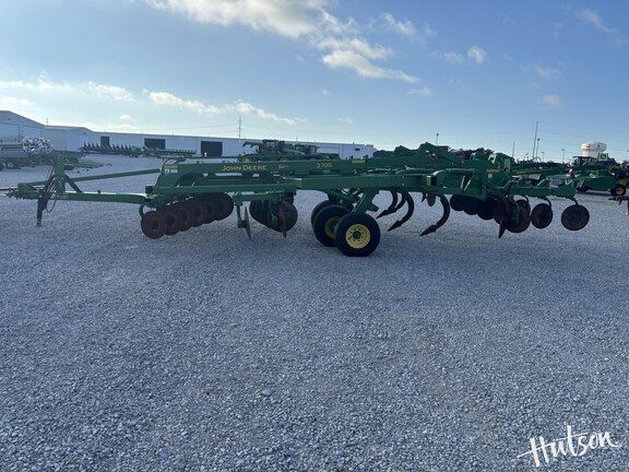 Photo of 2011 John Deere 2700