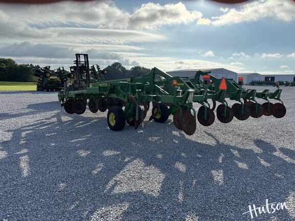 Photo of 2011 John Deere 2700