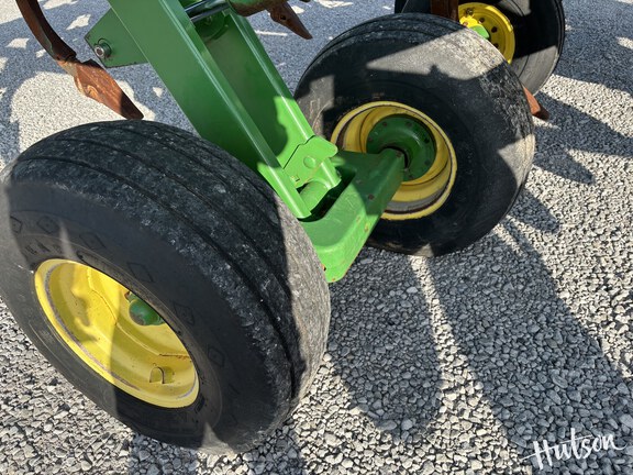 Photo of 2011 John Deere 2700