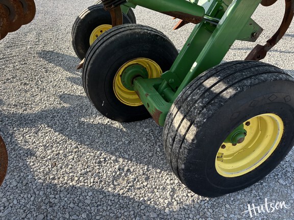Photo of 2011 John Deere 2700