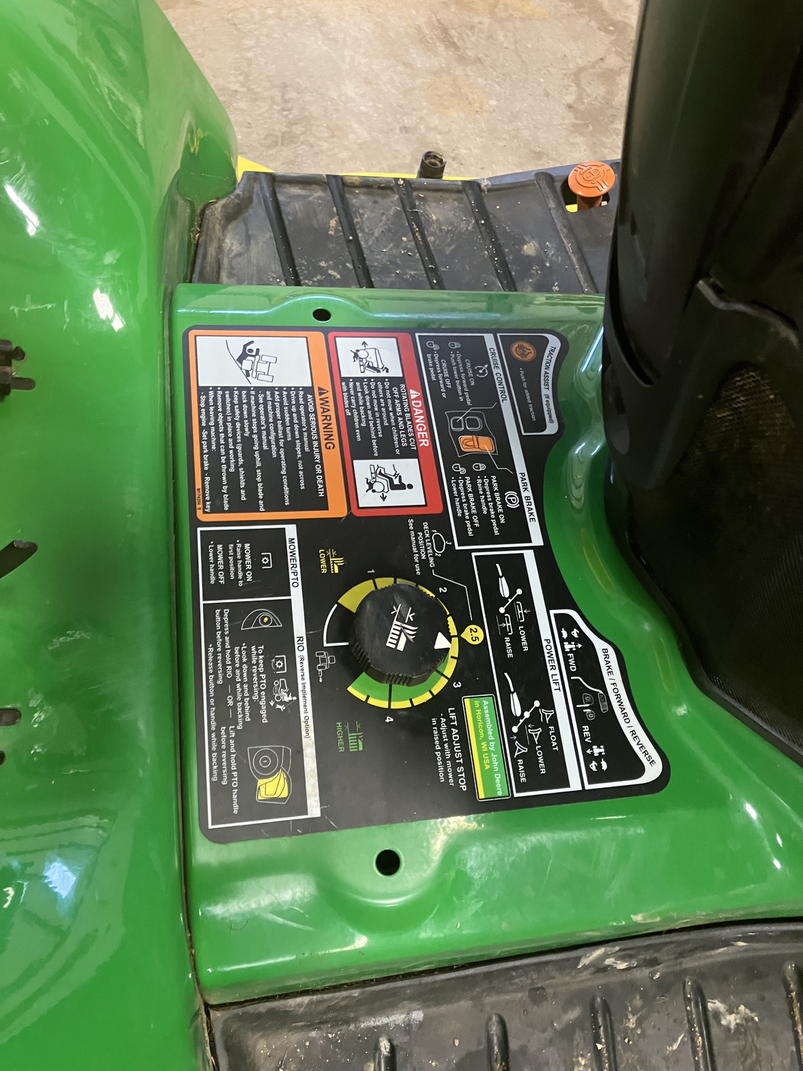 2022 John Deere X734 Lawn & Garden Tractors Rowley, IA