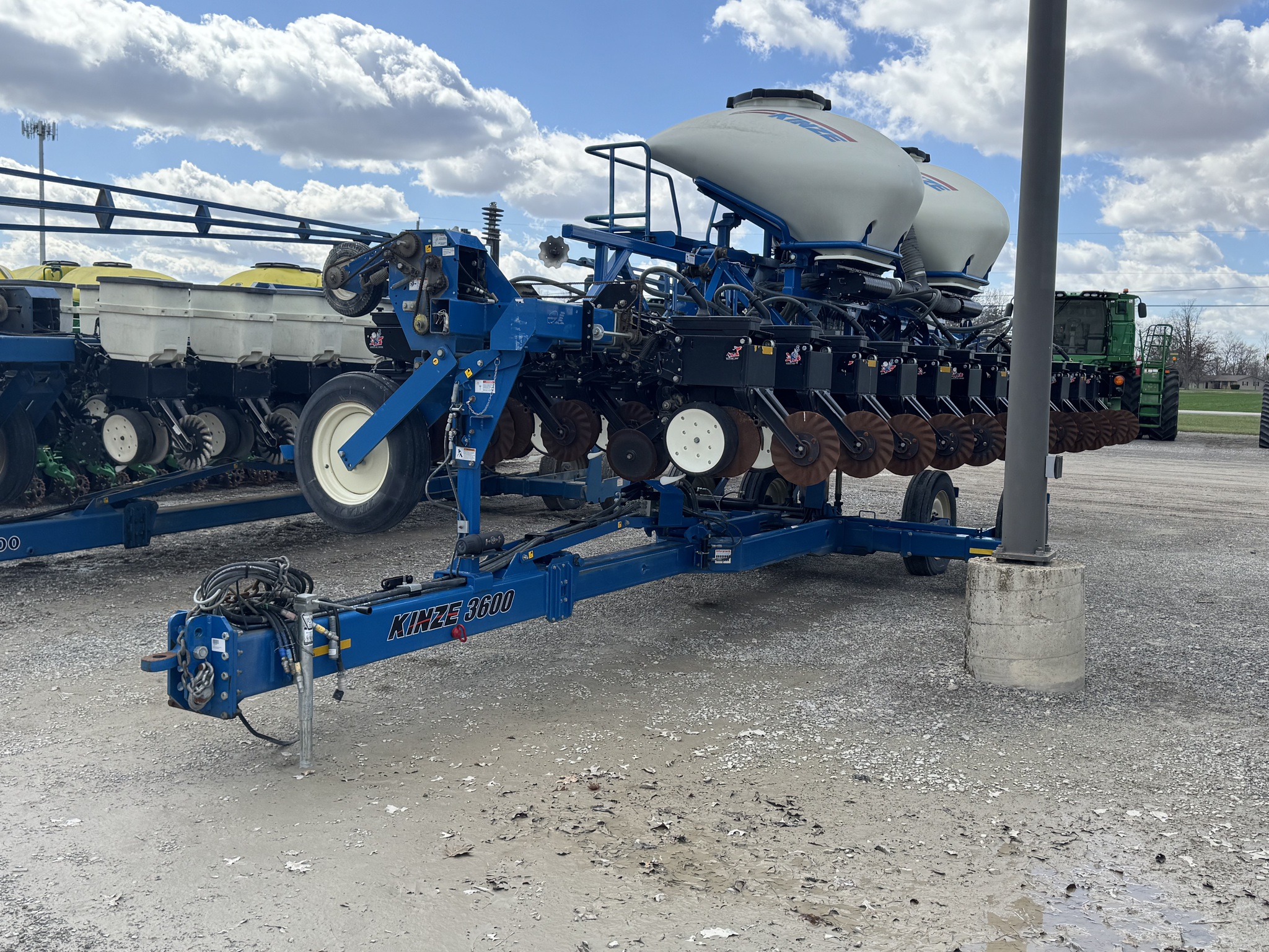 2014 Kinze 3600 Image 1