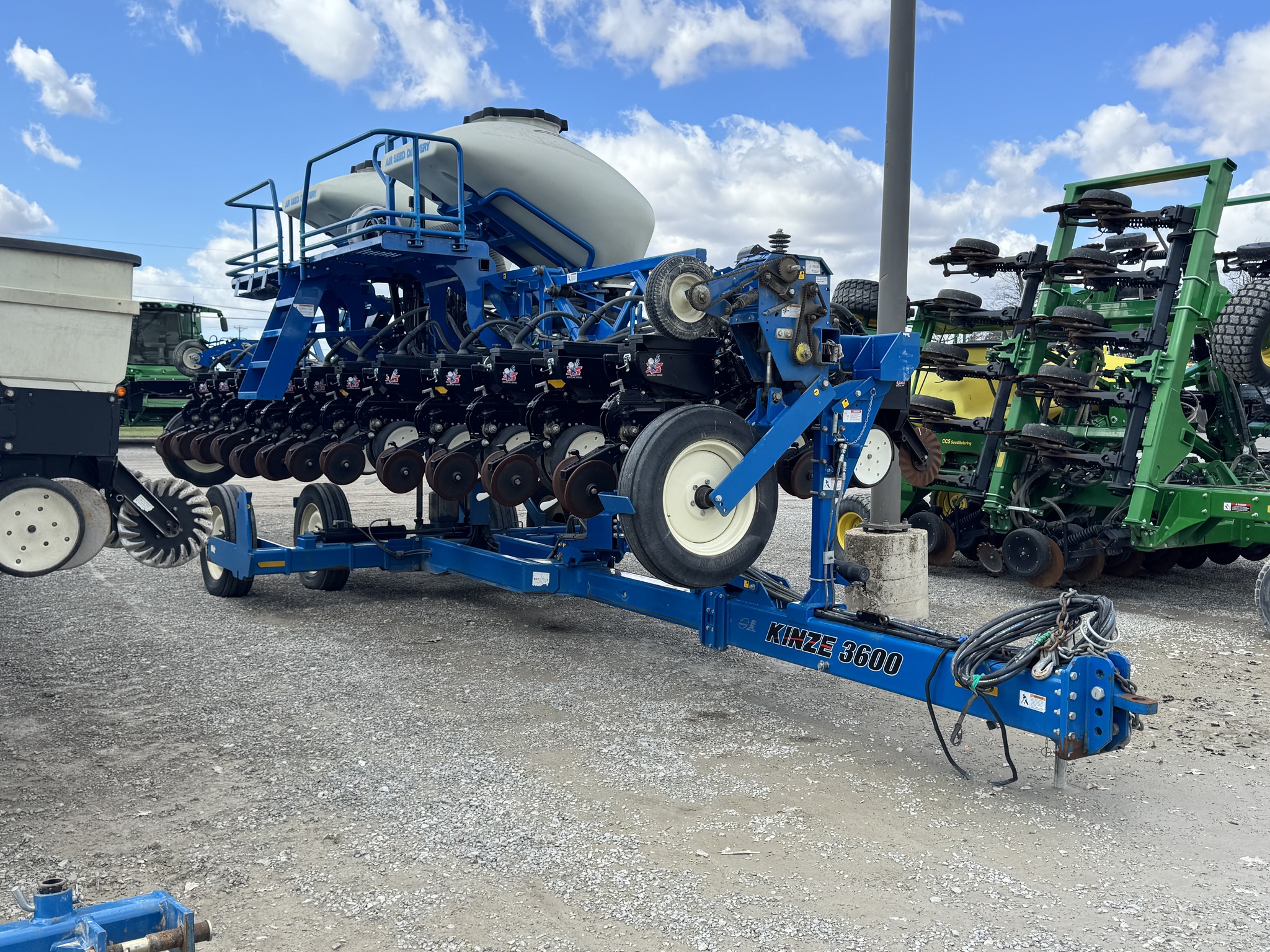 2014 Kinze 3600 Image 2