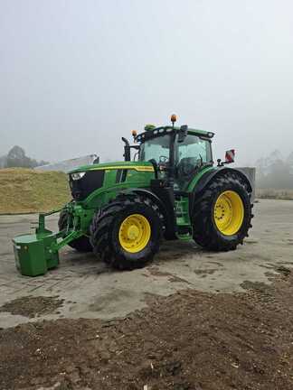 John Deere 6215R