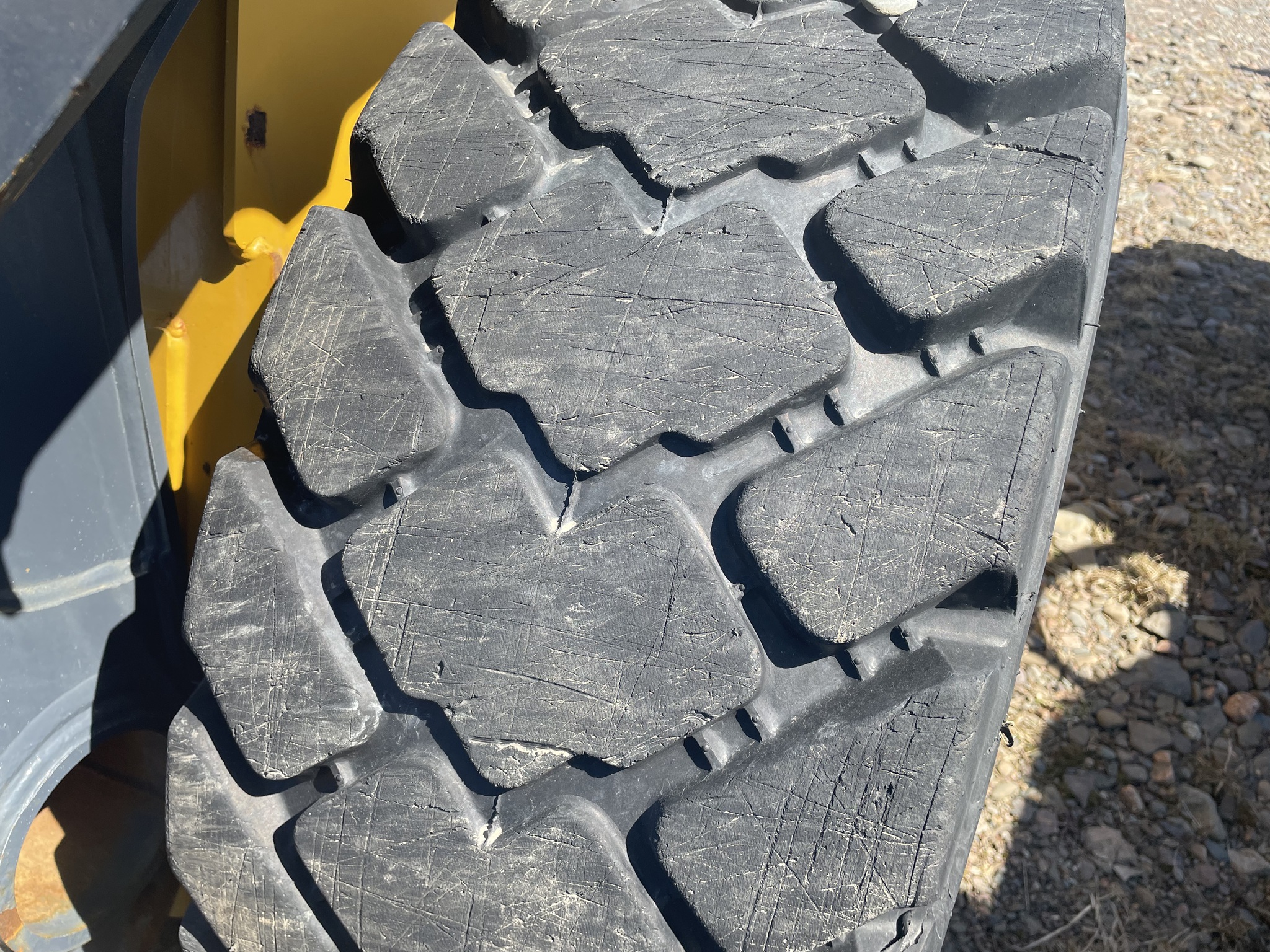 2023 John Deere 332G Image 8