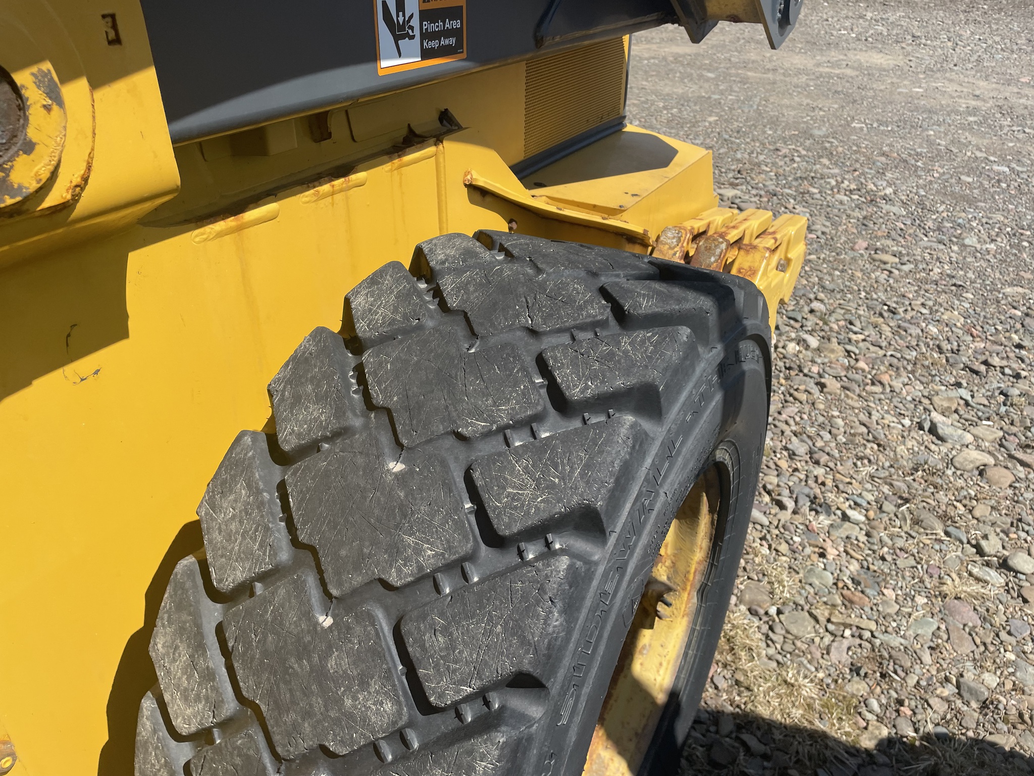 2023 John Deere 332G Image 9