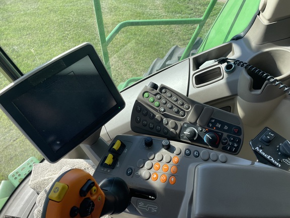 Used 2015 John Deere S680 Combines at Horizon Ag & Turf in Vermilion, AB - Photo12