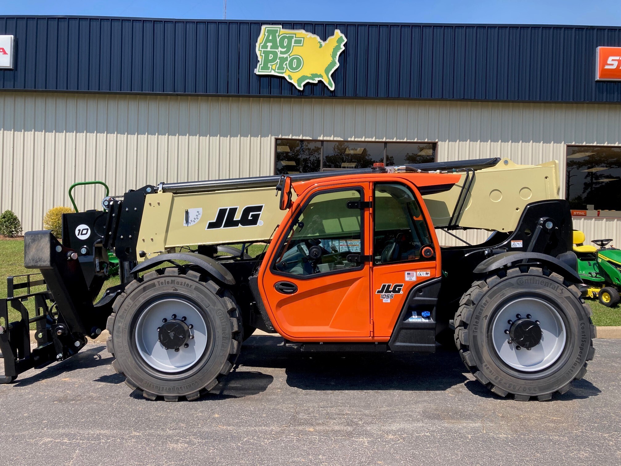 2025 JLG 1055 Image 2