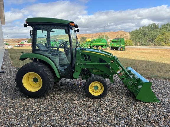 2015 John Deere 3046R (4th thumbnail)