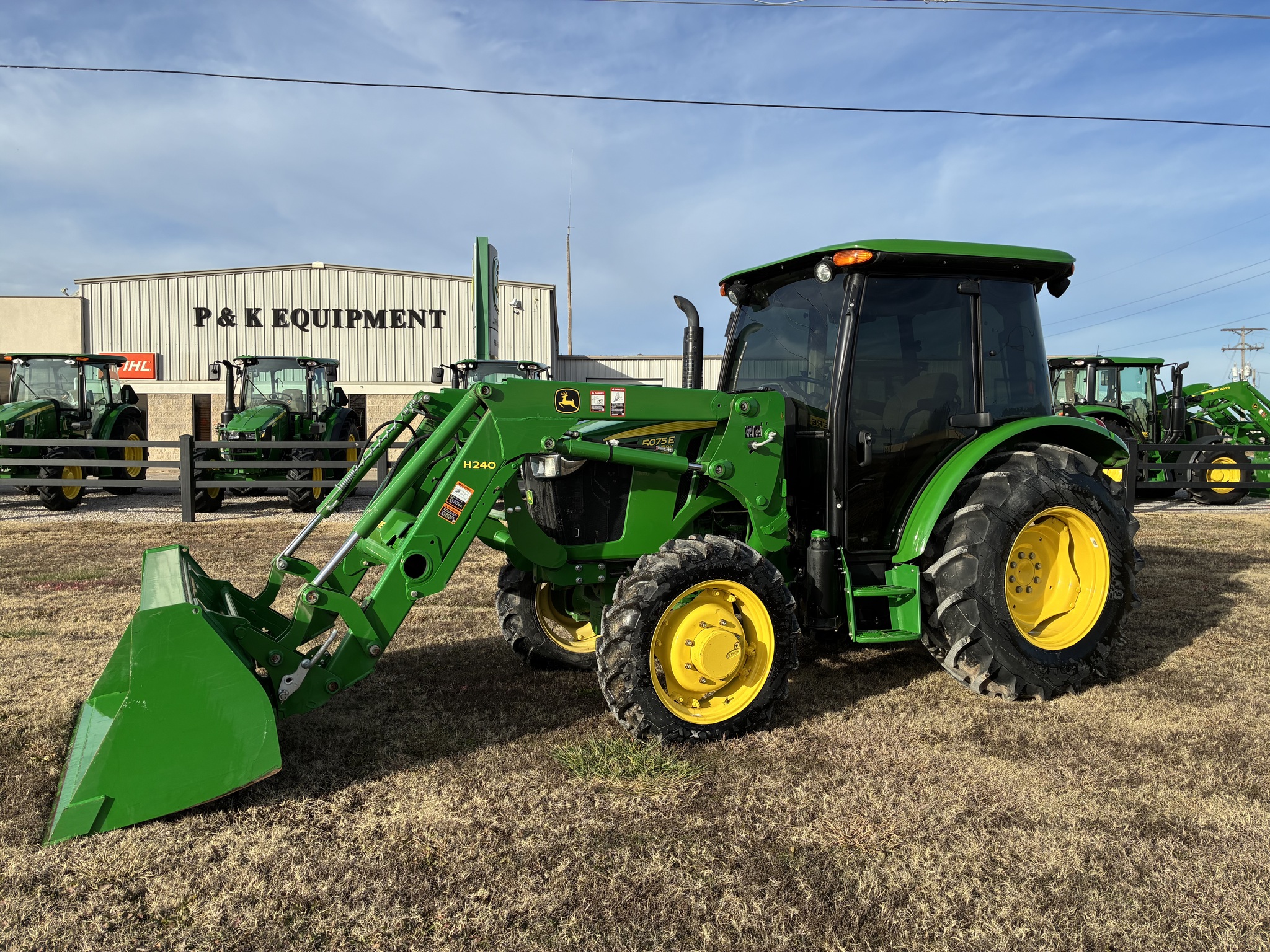 2016 John Deere 5075E Image 1