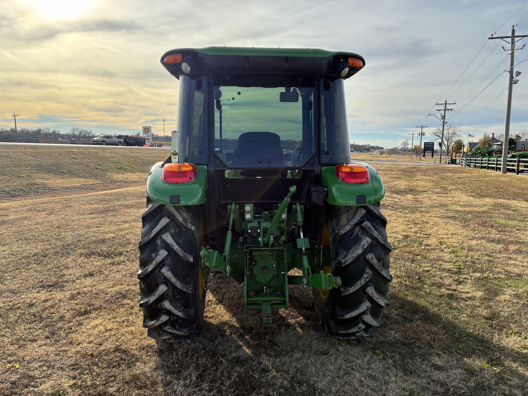 2016 John Deere 5075E Image 3
