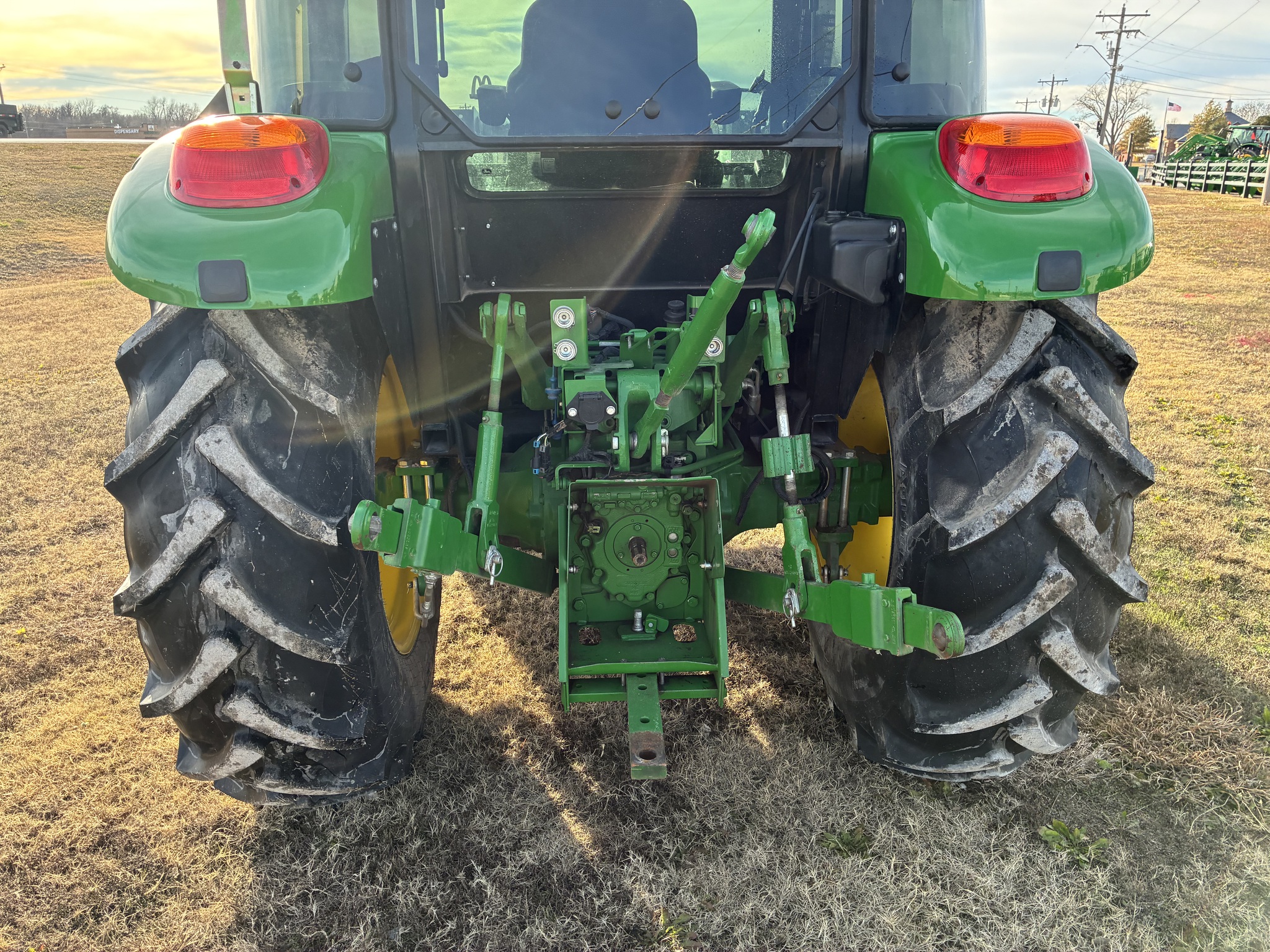 2016 John Deere 5075E Image 4