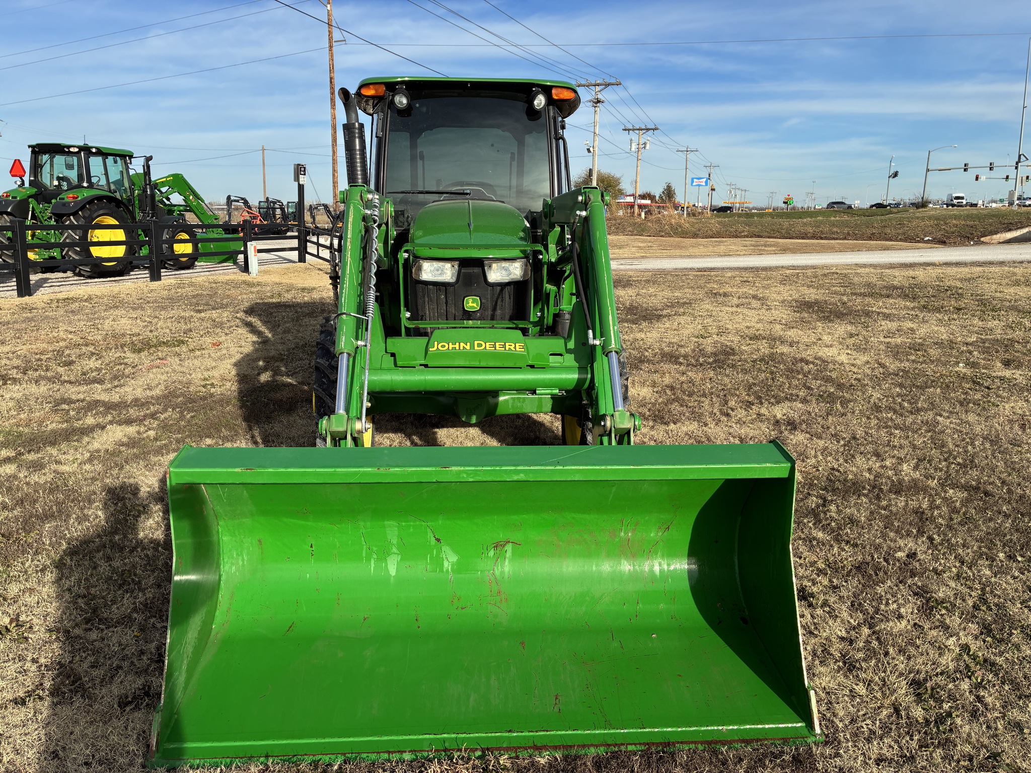 2016 John Deere 5075E Image 7