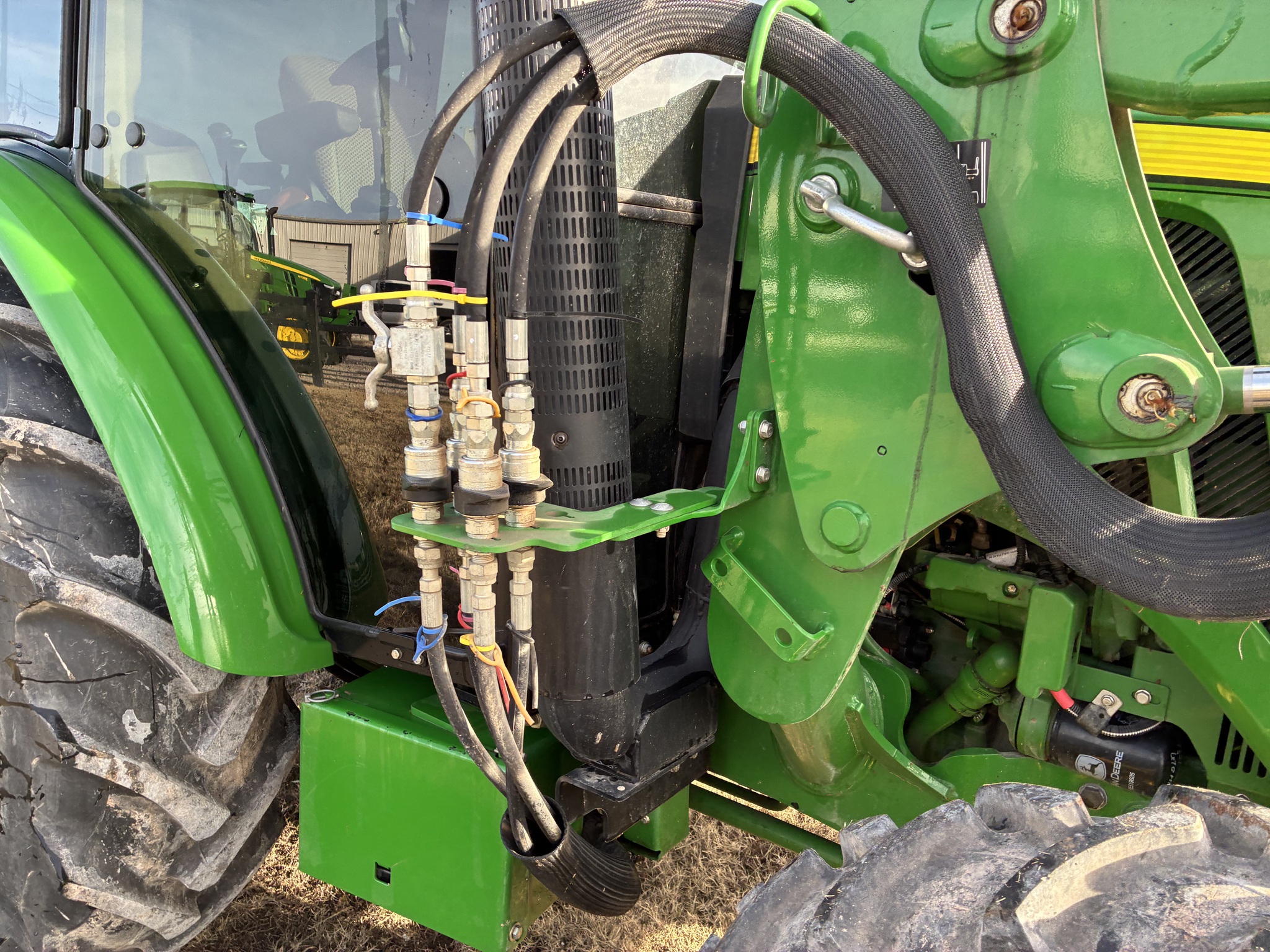 2016 John Deere 5075E Image 9