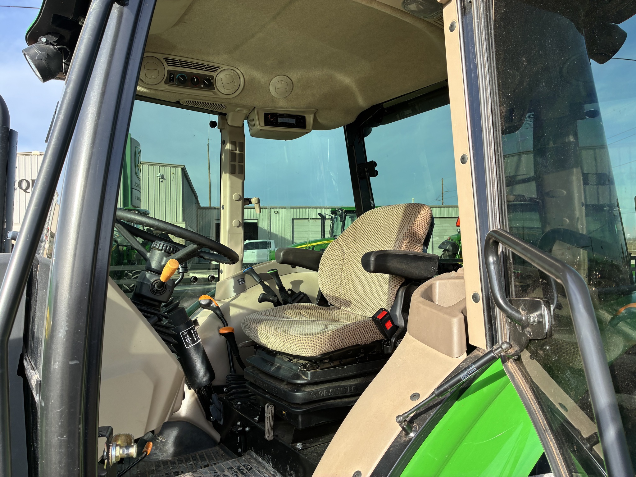 2016 John Deere 5075E Image 11