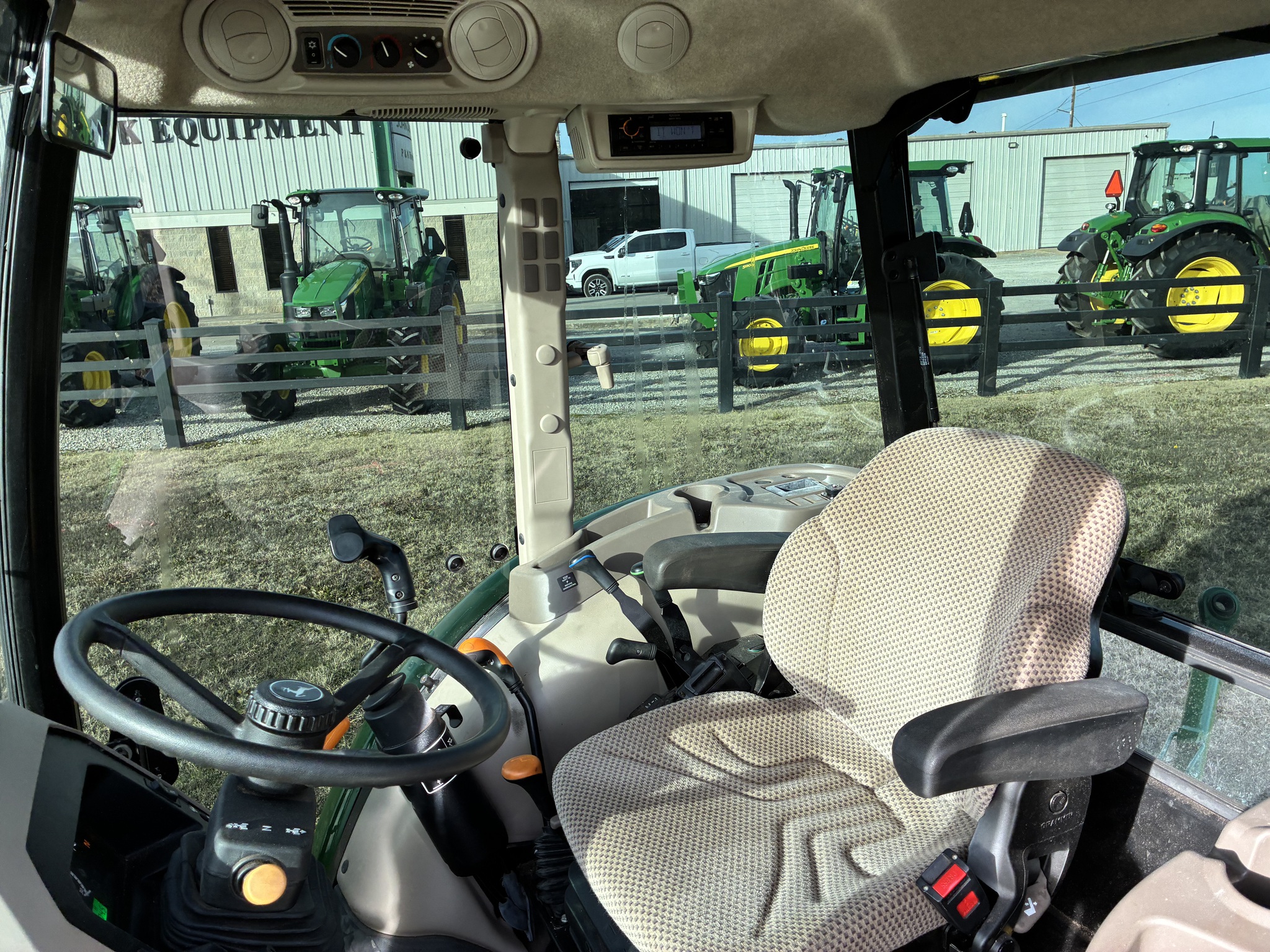 2016 John Deere 5075E Image 12
