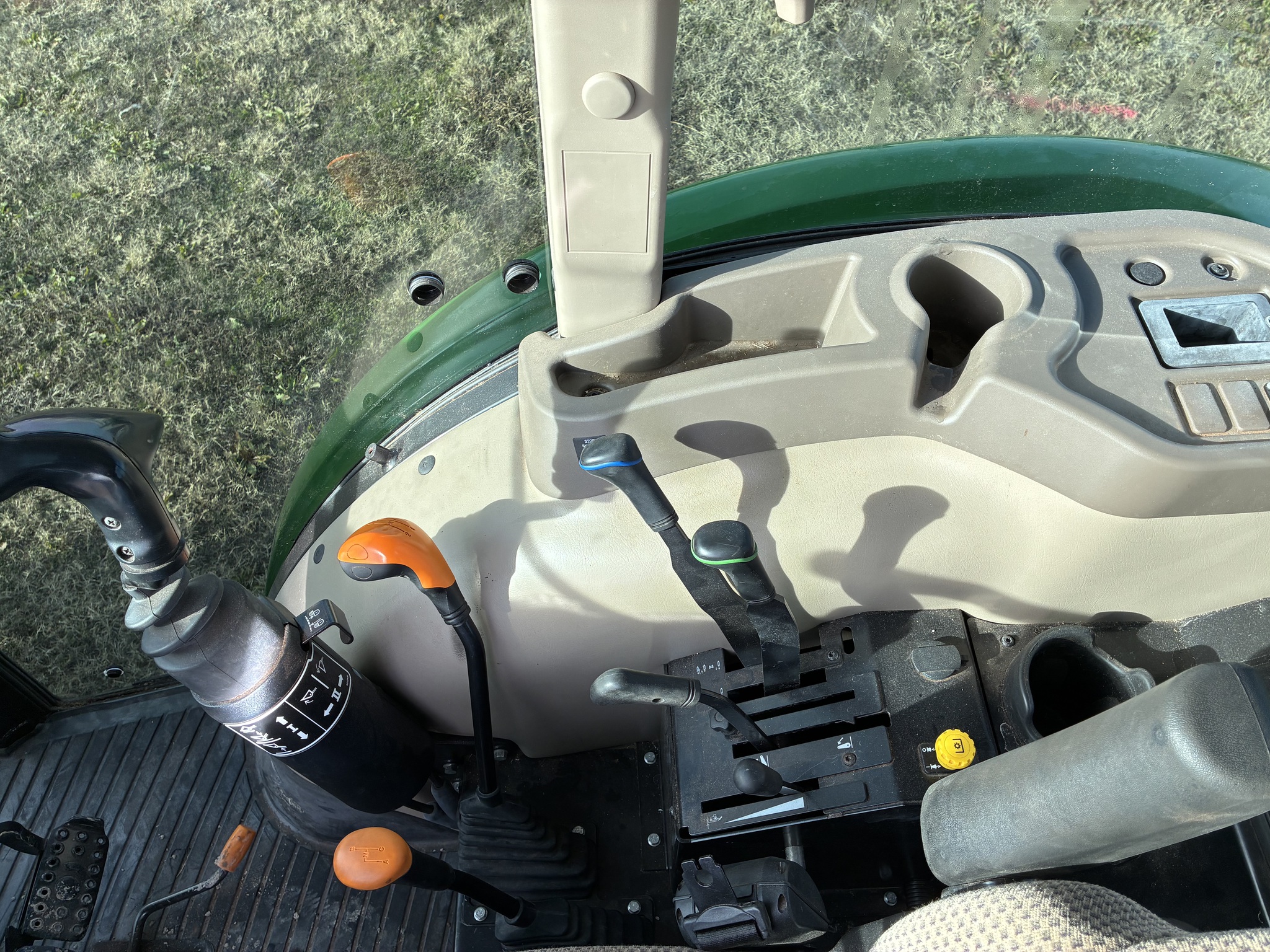 2016 John Deere 5075E Image 13