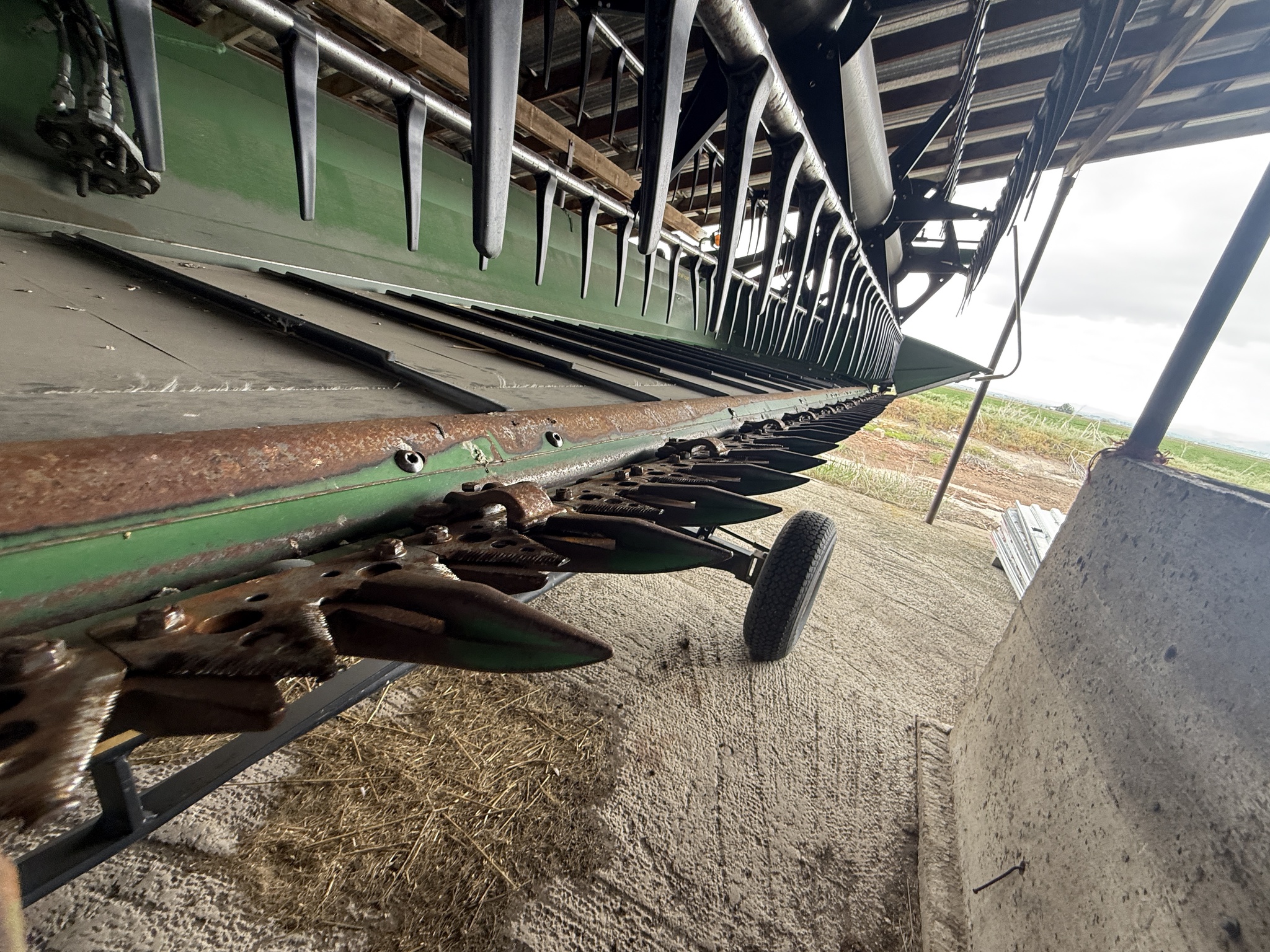 2014 John Deere S670 Image 33