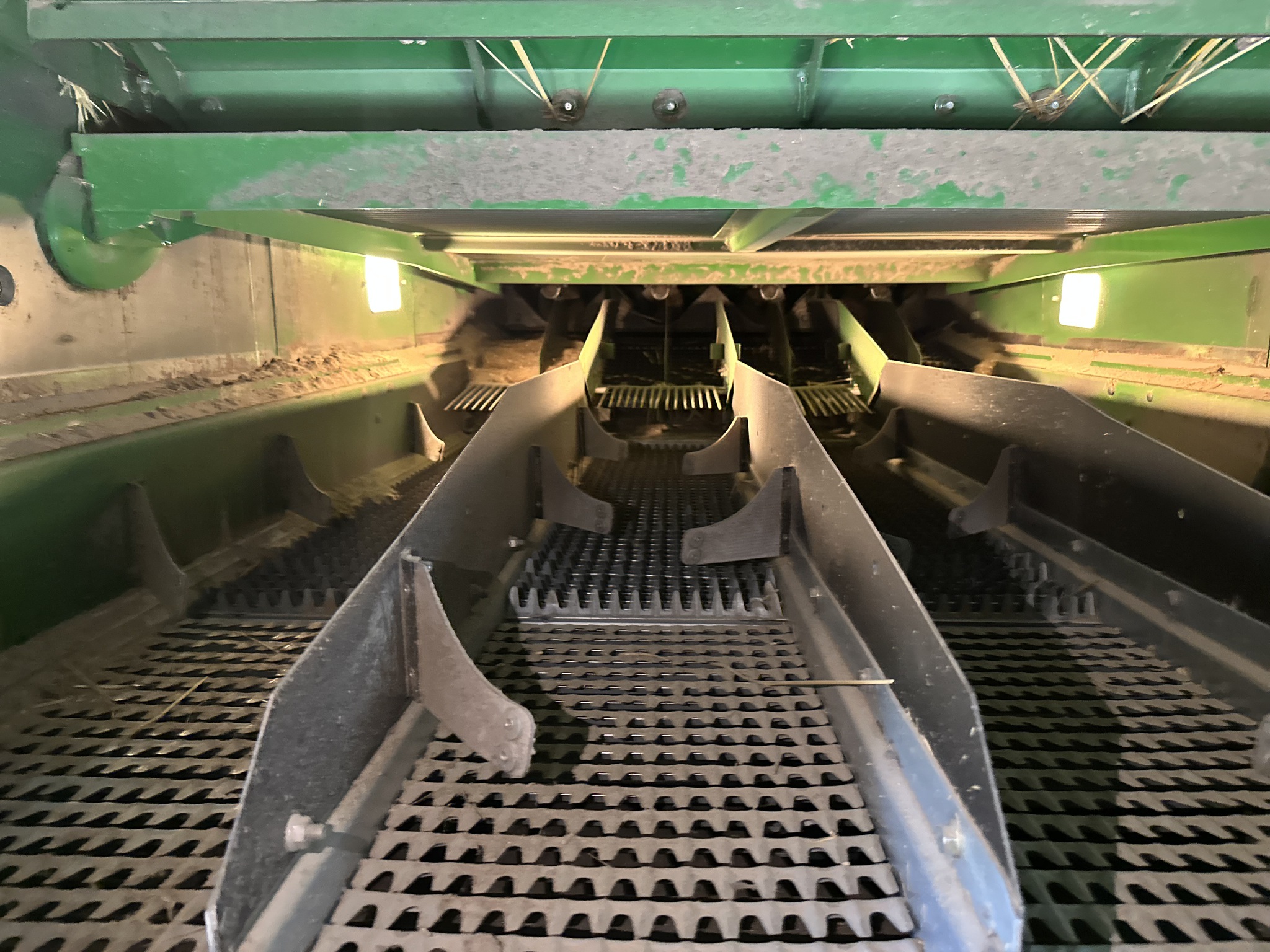 2014 John Deere S670 Image 2