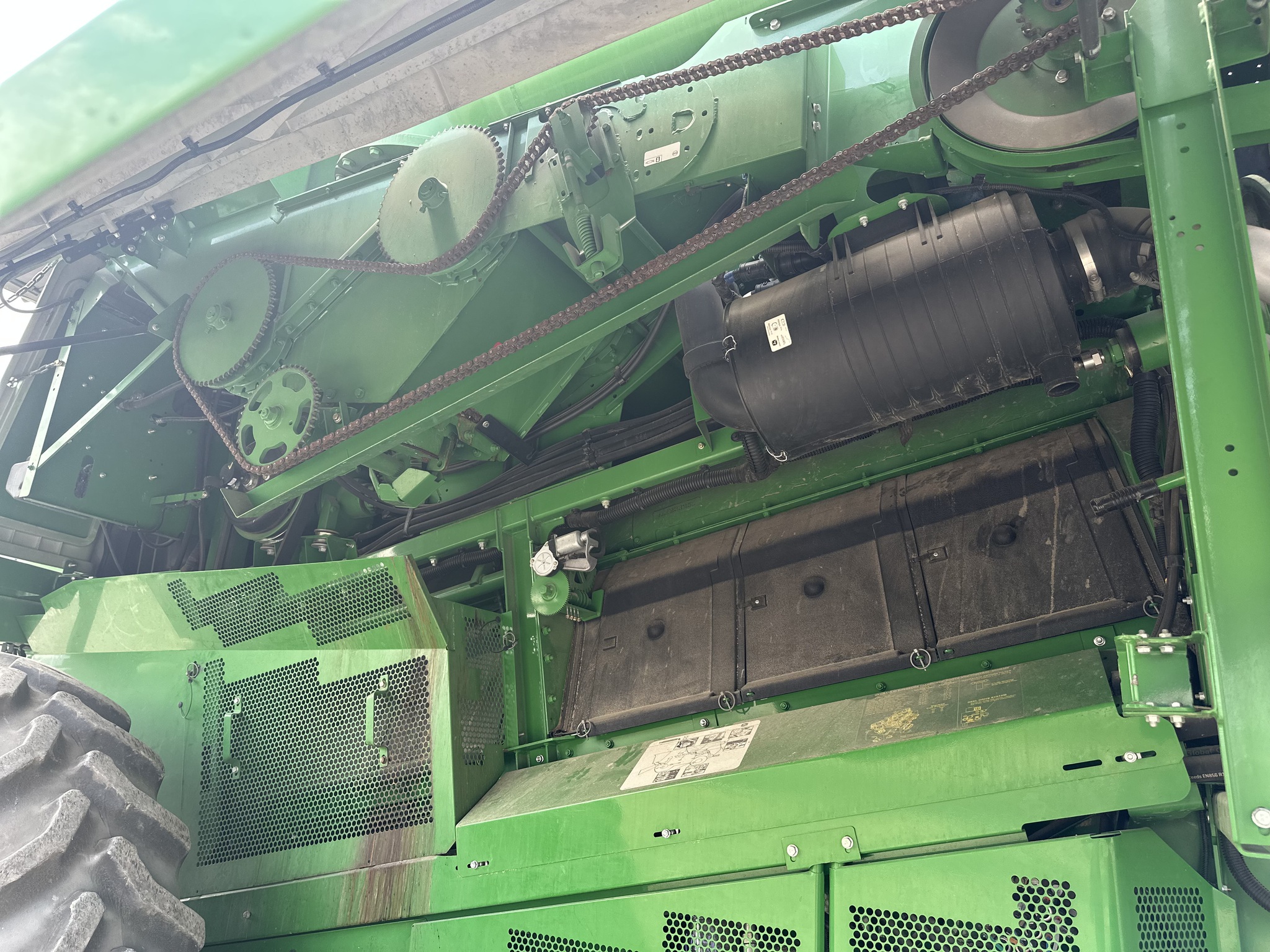 2014 John Deere S670 Image 16