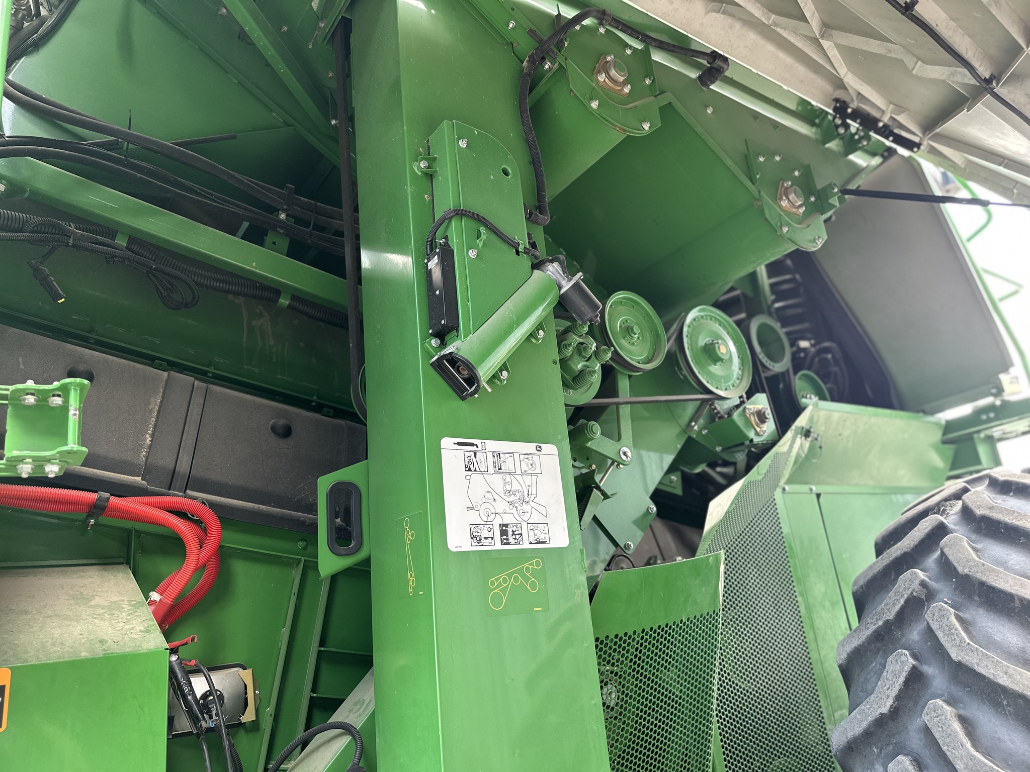 2014 John Deere S670 Image 23