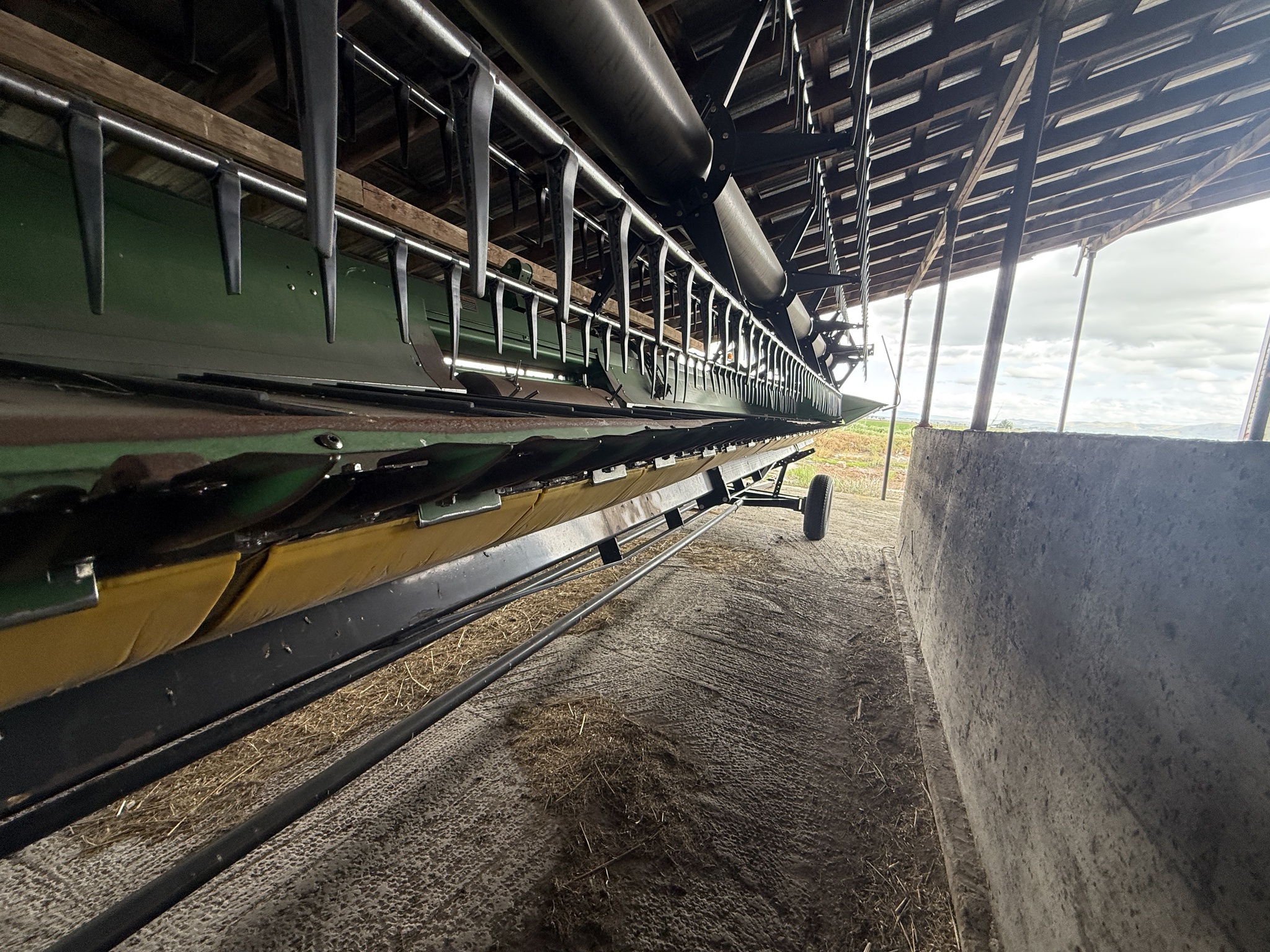 2014 John Deere S670 Image 36