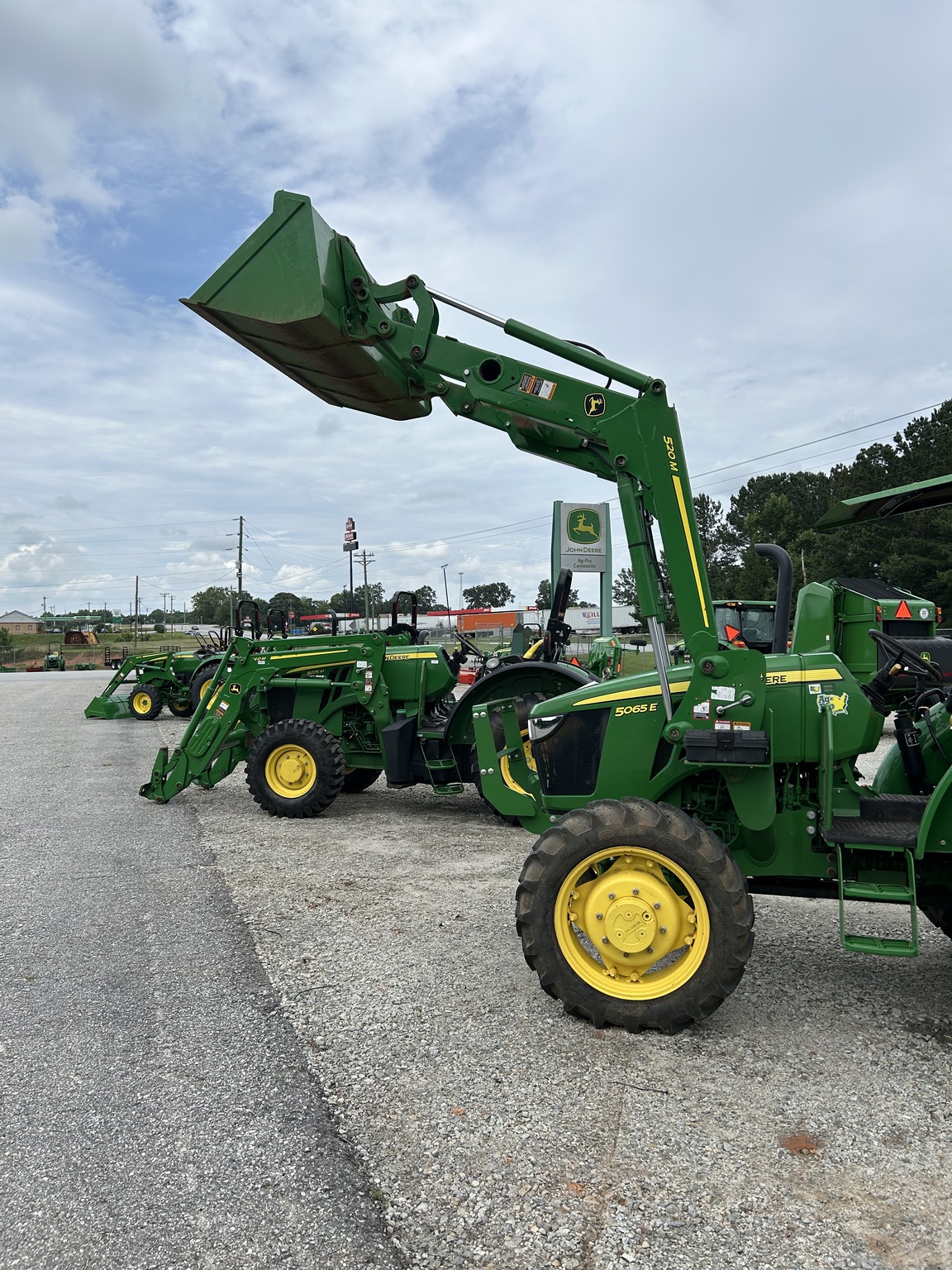 2018 John Deere 5065E Image 8