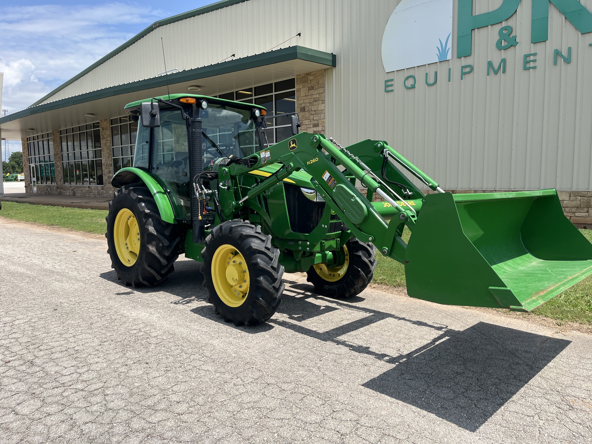 2015 John Deere 5100E Image 2