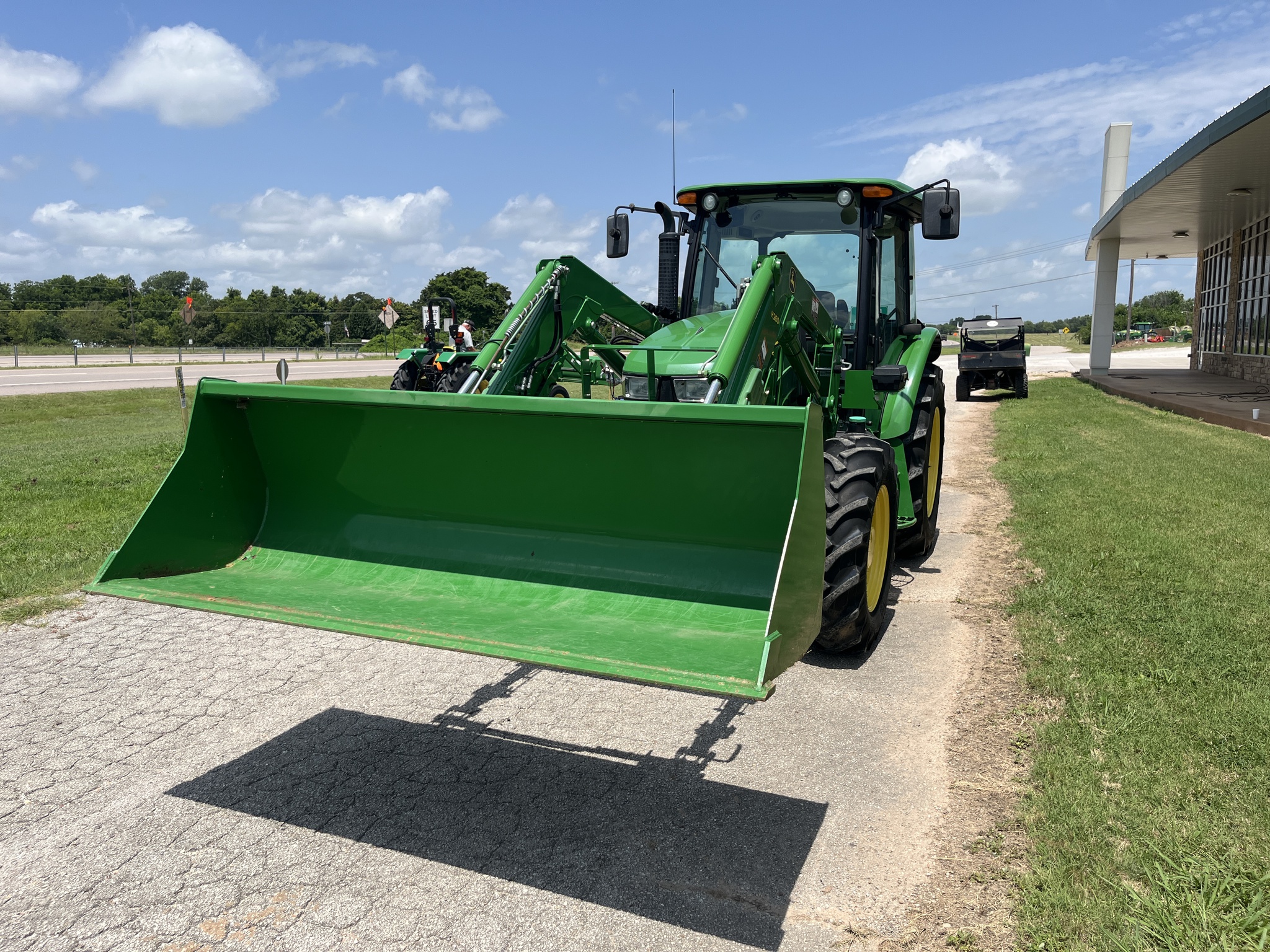 2015 John Deere 5100E Image 4