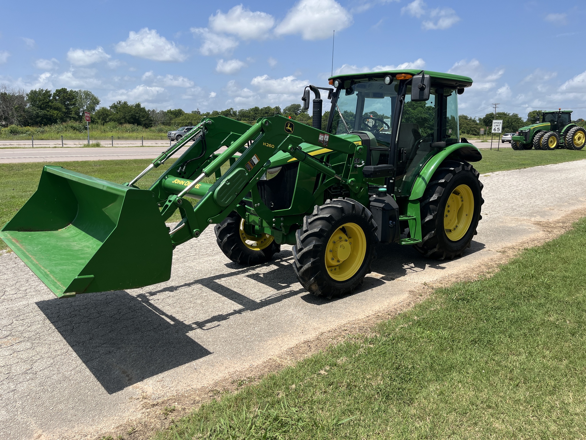 2015 John Deere 5100E Image 5