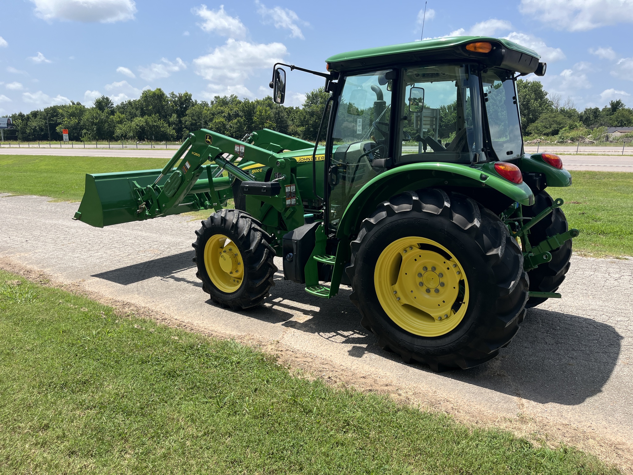 2015 John Deere 5100E Image 7