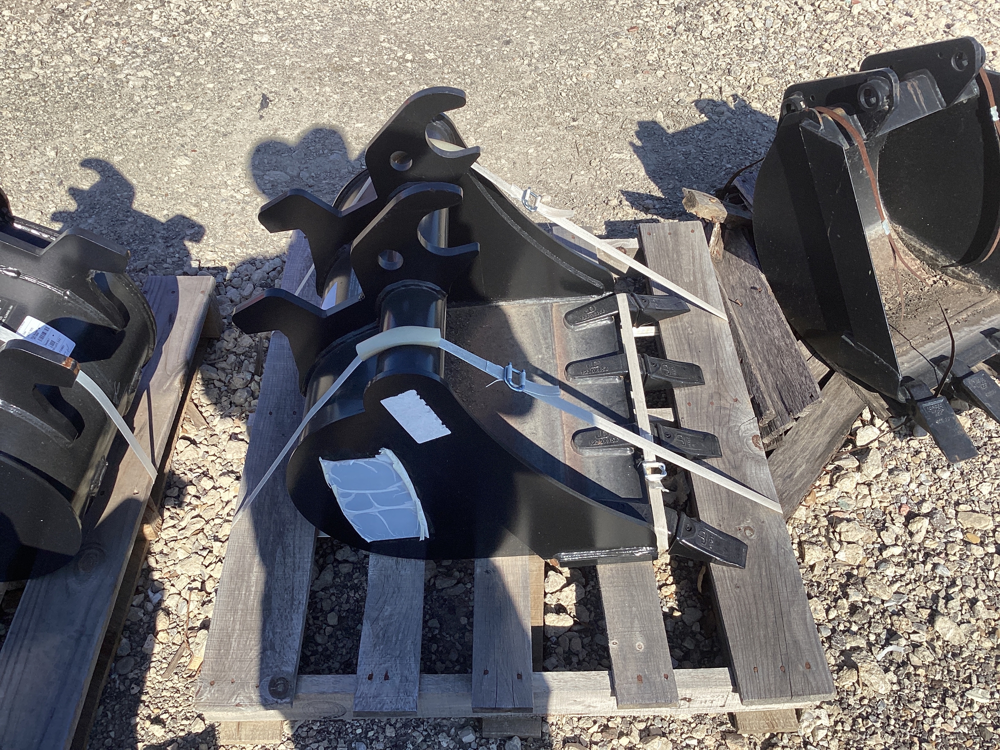 2024 John Deere BYT10964 24 excavator bucket Image 4