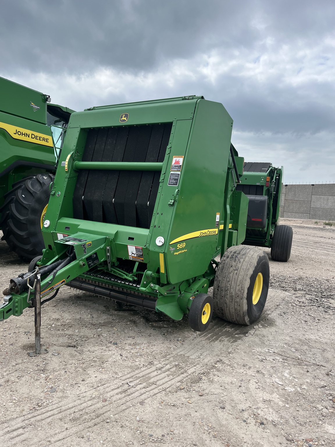 2014 John Deere 569 Image 2