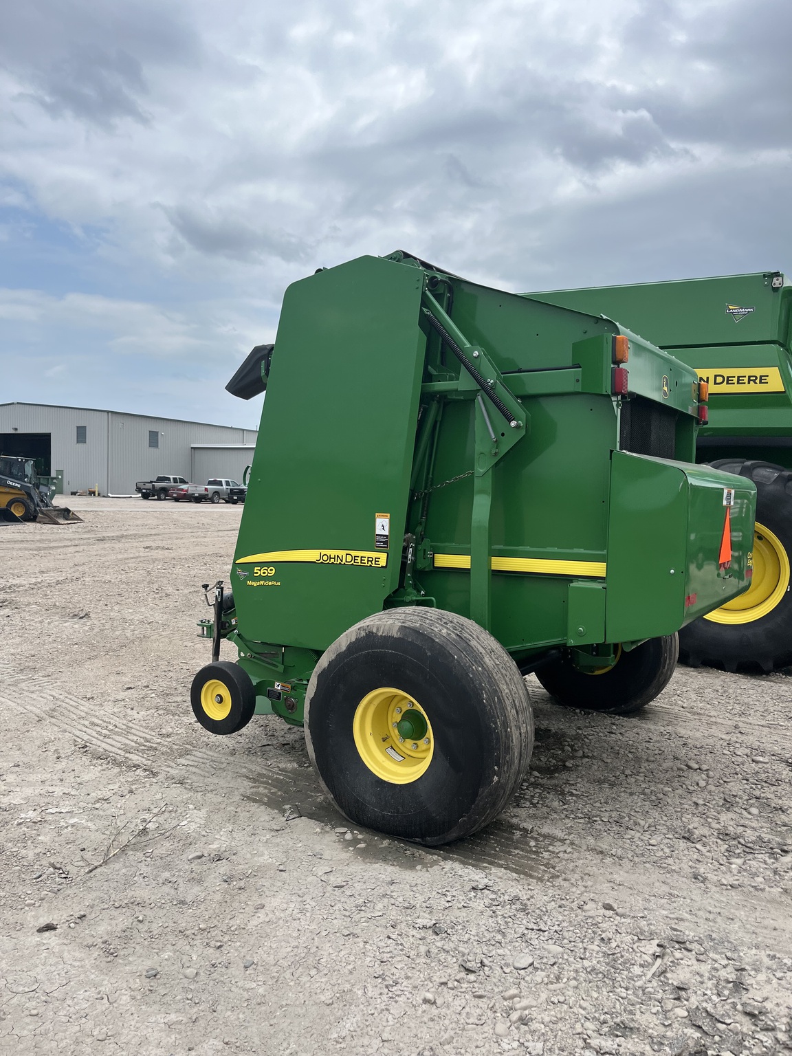 2014 John Deere 569 Image 3