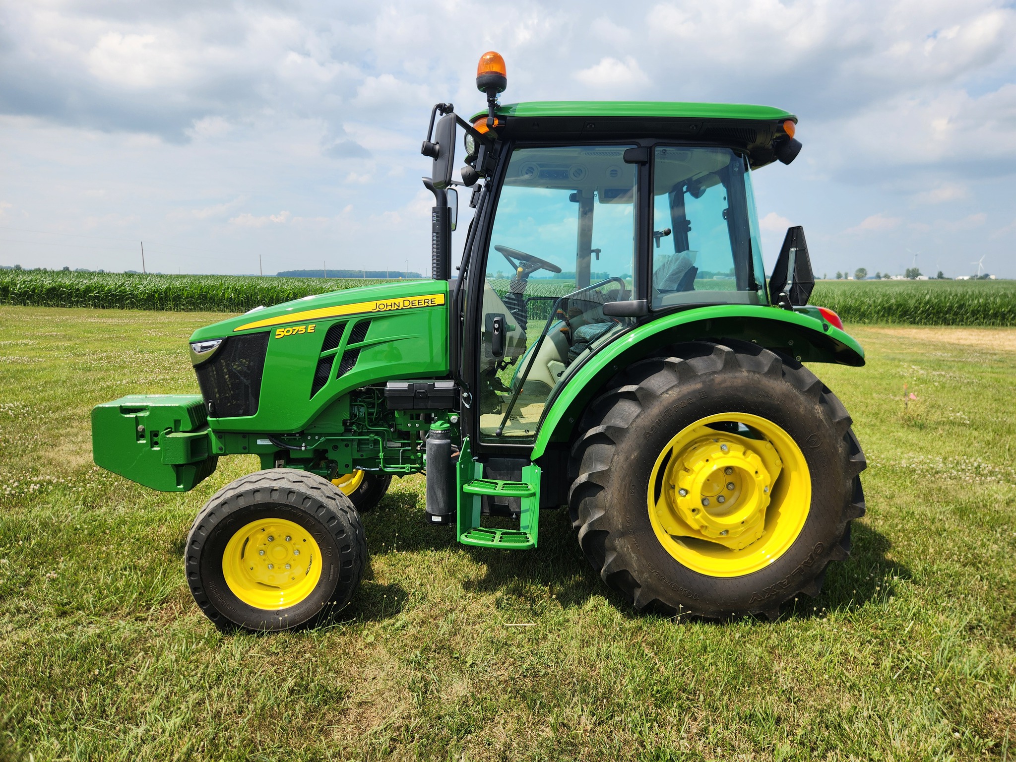2020 John Deere 5075E Image 1