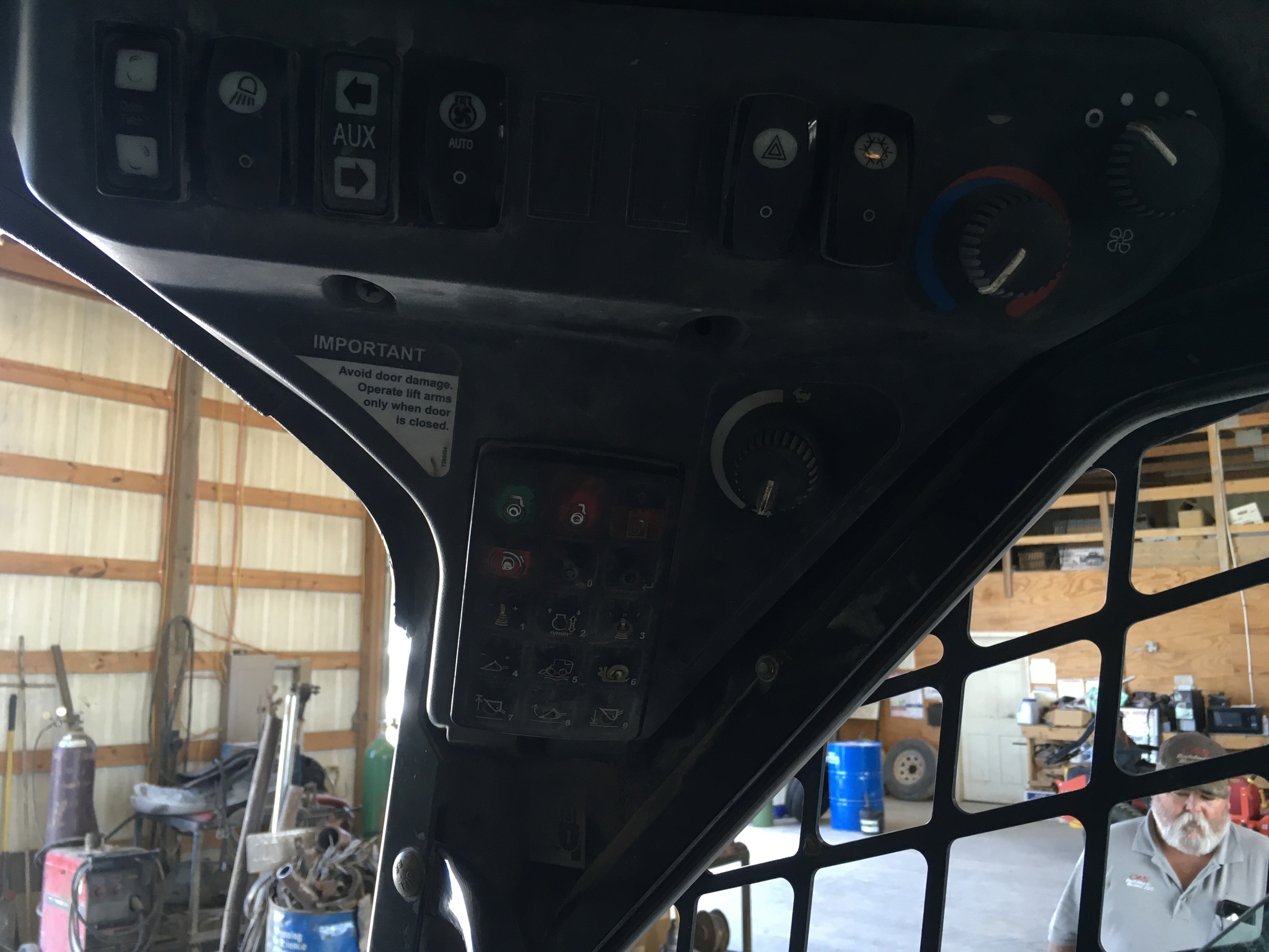 2015 John Deere 333E Image 9