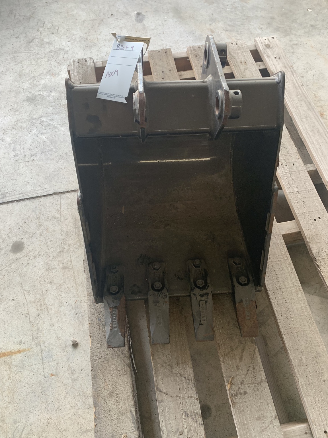 John Deere Backhoe Bucket Image 2