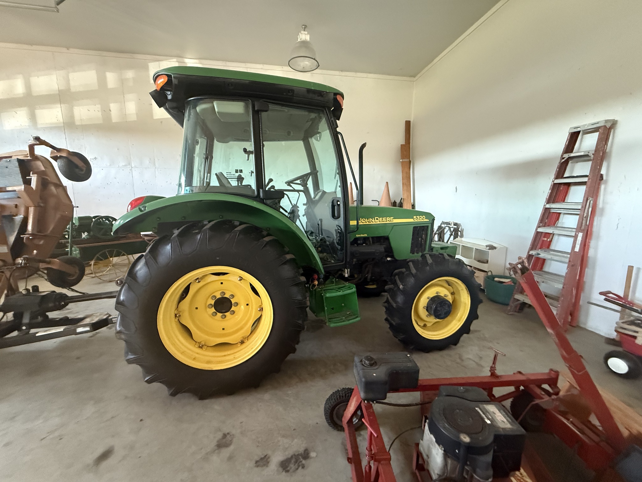 2004 John Deere 5320 Image 1