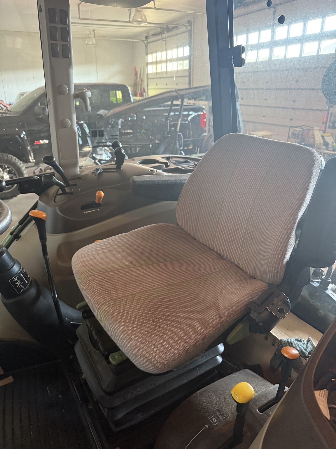2004 John Deere 5320 Image 9