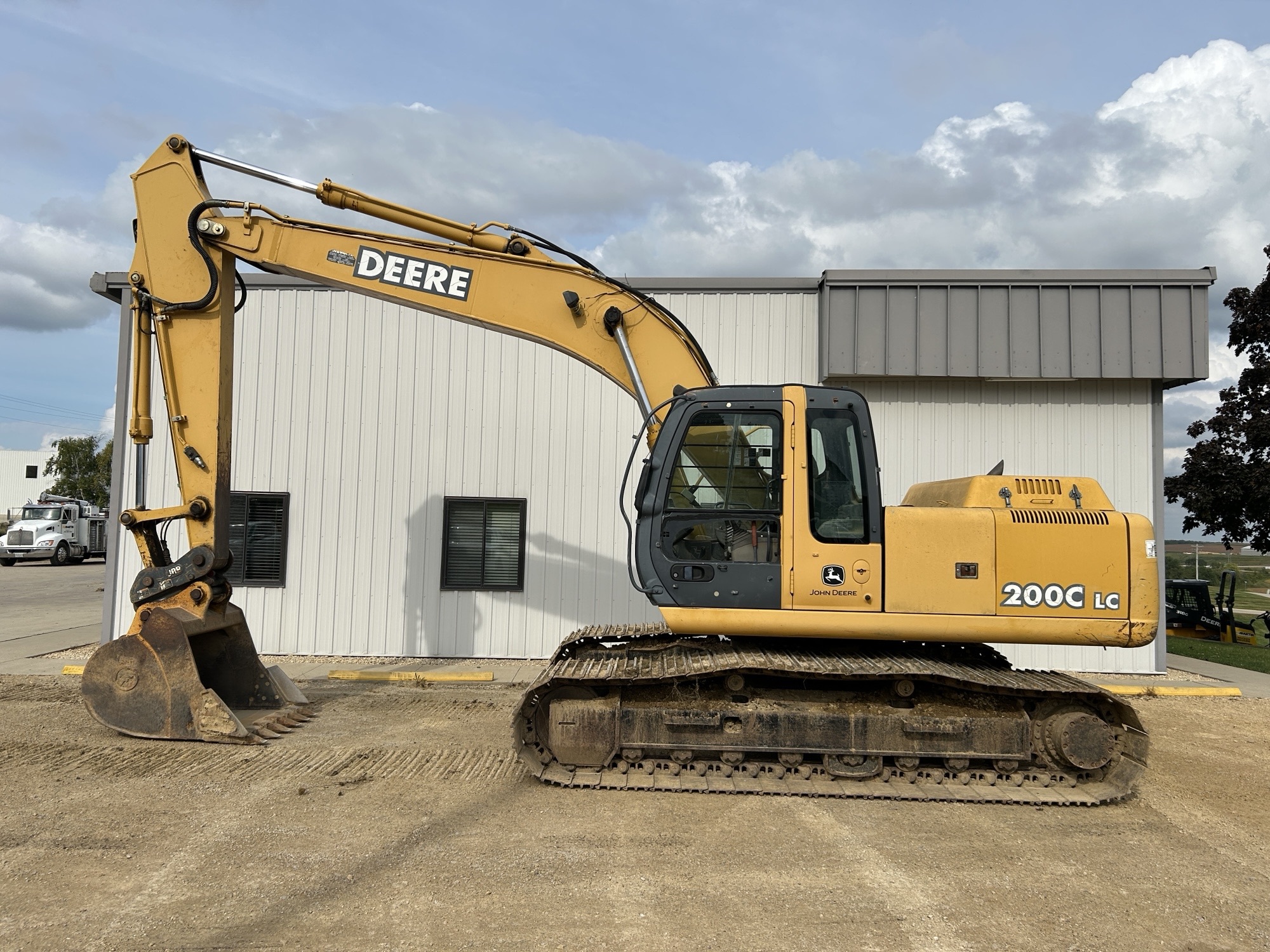 2006 John Deere 200C LC Image 1