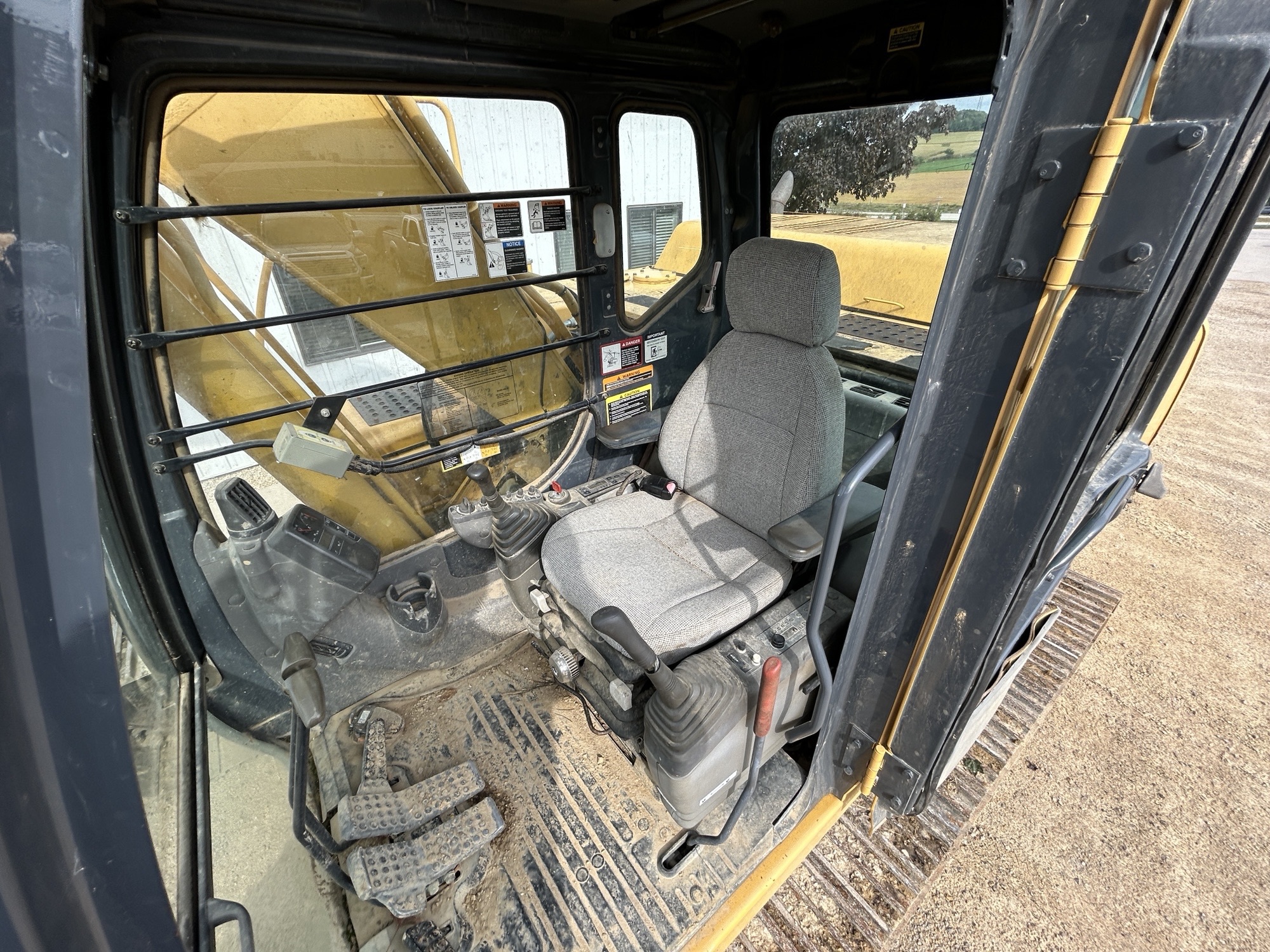 2006 John Deere 200C LC Image 8