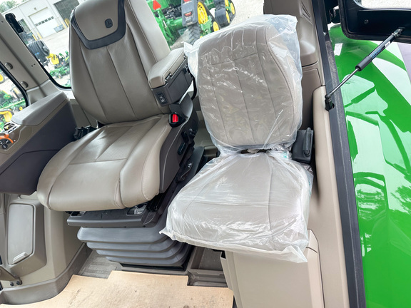 2025 John-Deere 8R 370