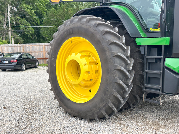 2025 John-Deere 8R 370
