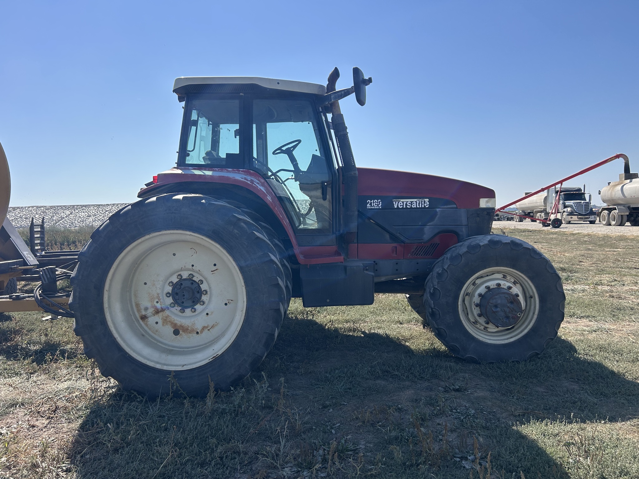 2005 Versatile 2180 Image 2