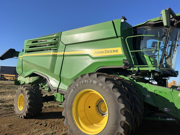 Used 2025 John Deere X9 1100 Combines at Horizon Ag & Turf in High Prairie, AB - Photo4