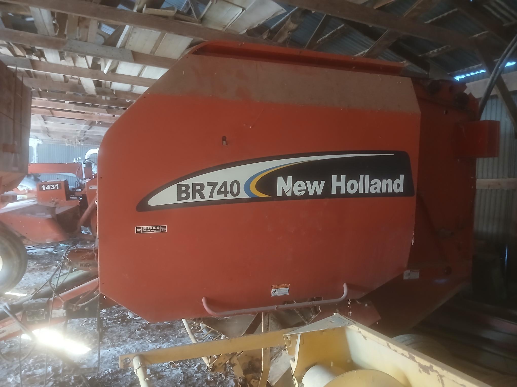 2003 New Holland BR740 Image 2