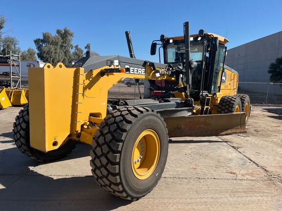 Photo of a 2023 John Deere 872G