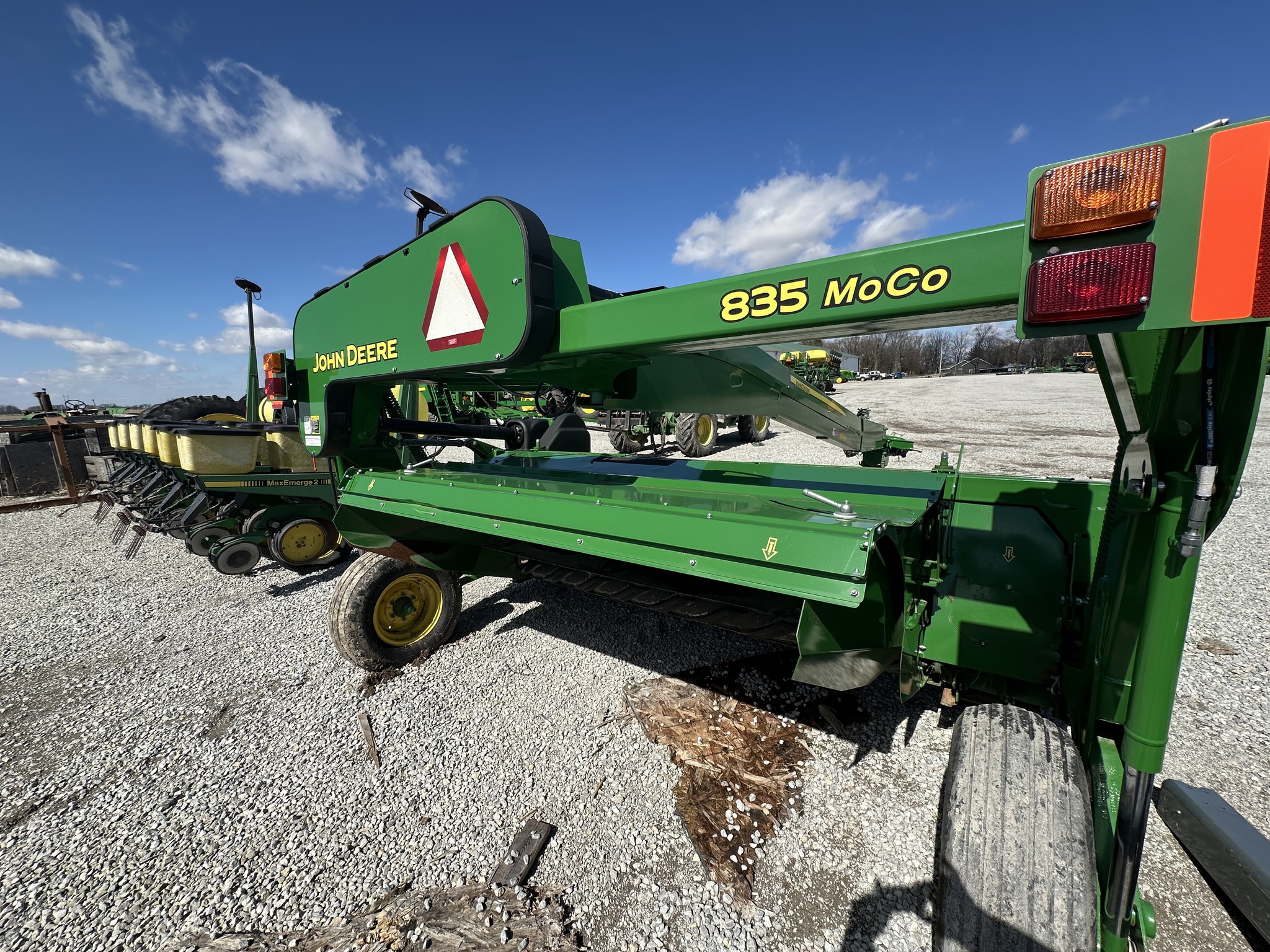 2020 John Deere 835 Image 1