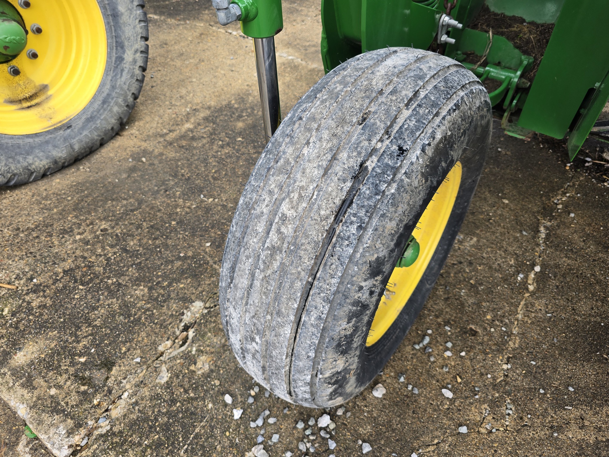 2020 John Deere 835 Image 18